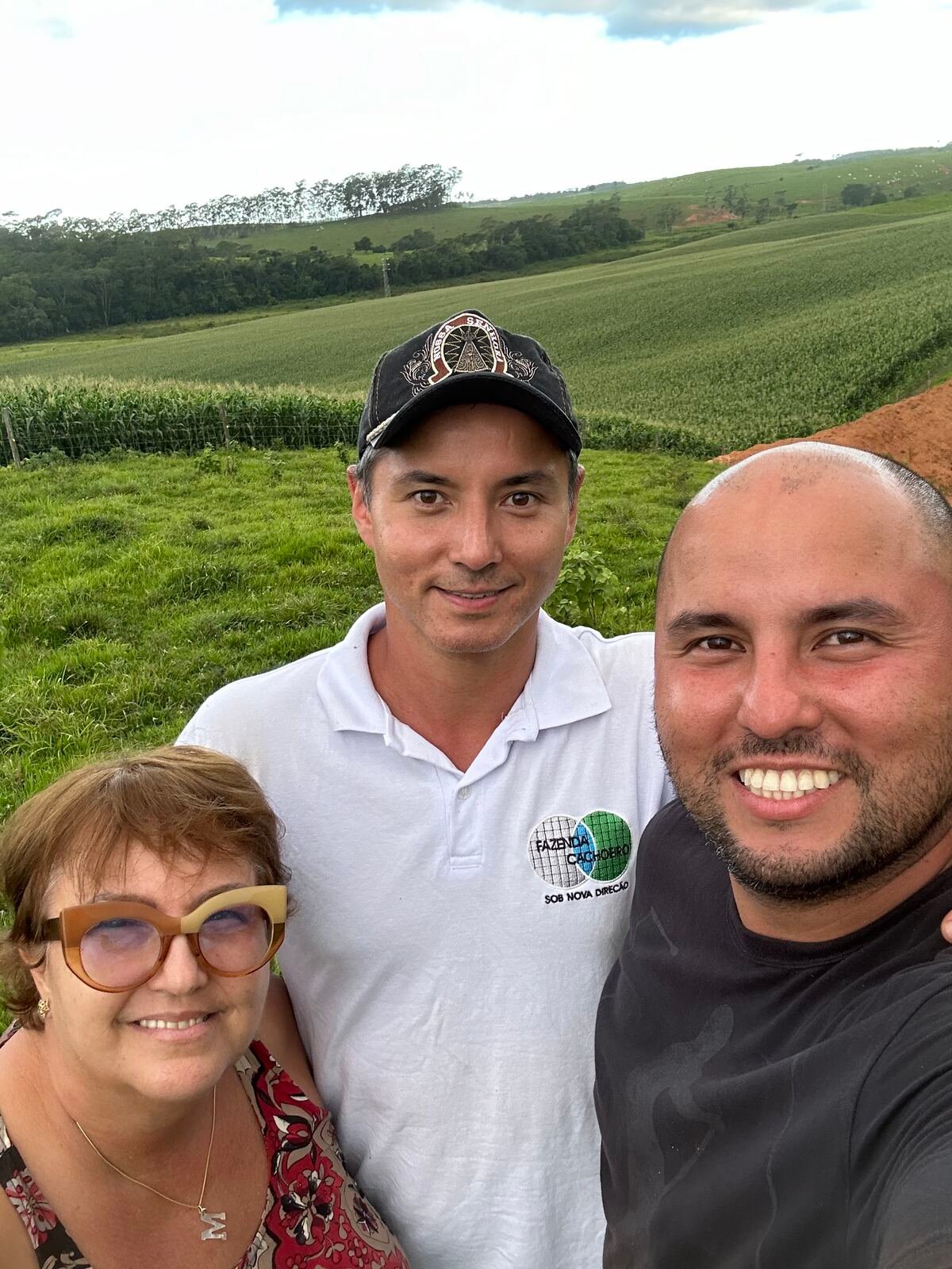 Família e equipe da Agropecuária do Nilo no campo